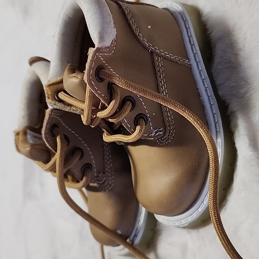 KID CONNECTION INFANT SIZE  3 HIGH TOP BOOTS.